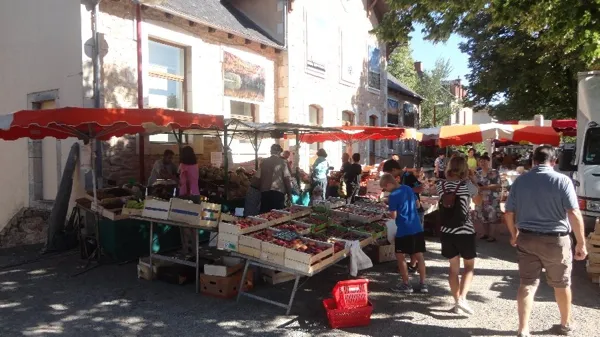 Marché à Bozouls - Crédit: OFFICE DE TOURISME DE BOZOULS