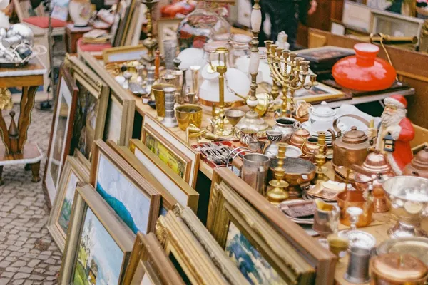 Vide grenier et exposition de voitures anciennes