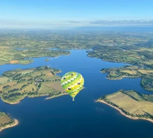 Vol en montgolfière au départ du lac de Pareloup : l’Aveyron grandeur nature vu du ciel