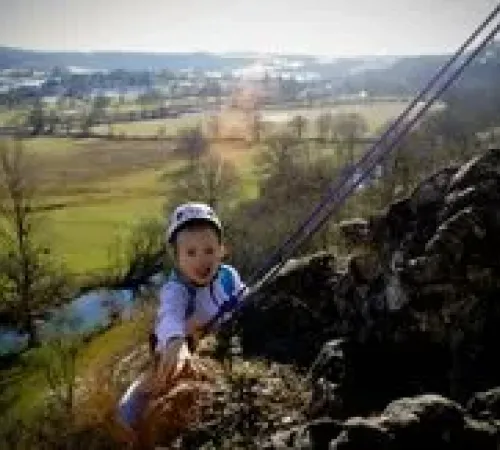 Avenga - Escalade en falaise