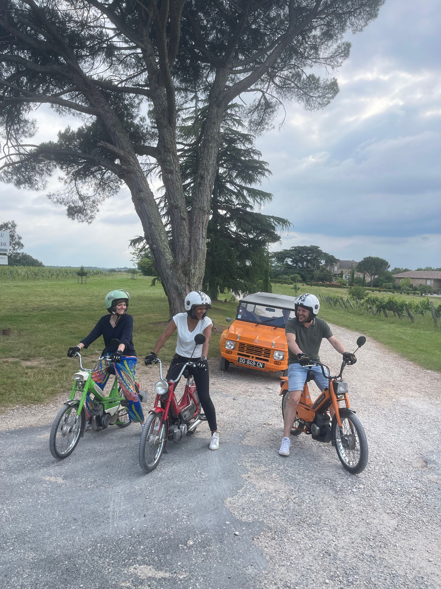 Cyclomoteur à pédale blanche près d'un homme assis sur une chaise photo