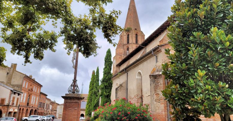 Saint-Nicolas-de-la-Grave: a village with many ...