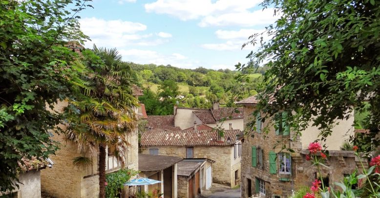 Caylus, a fortified town that has remained med ...