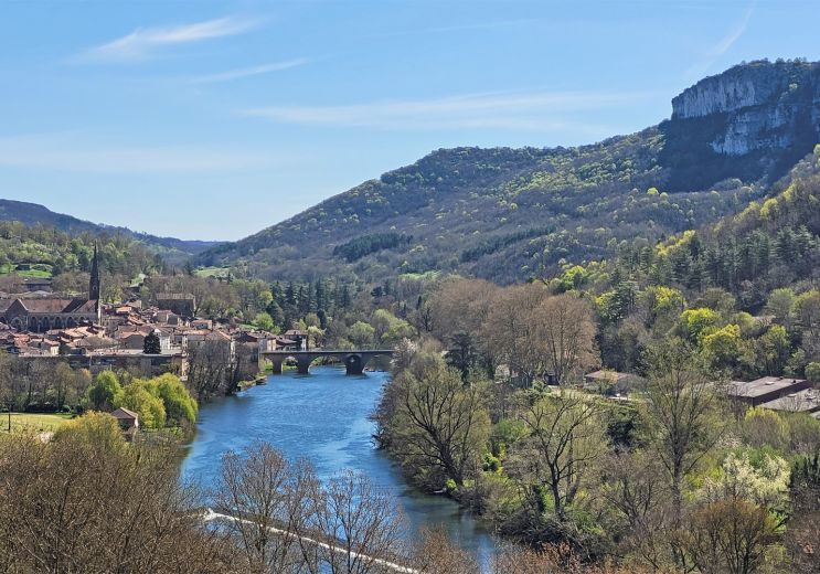Visit the Gorges de l'Aveyron in the Causses r ...
