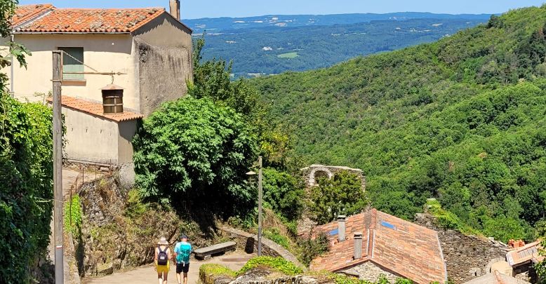 La Passerelle de Mazamet et le village de Haut ...