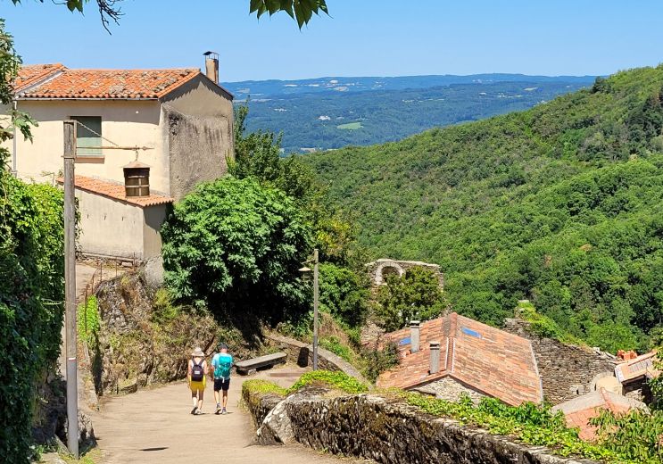 La Passerelle de Mazamet et le village de Haut ...