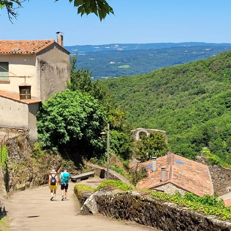 La Passerelle de Mazamet et le village de Haut ...