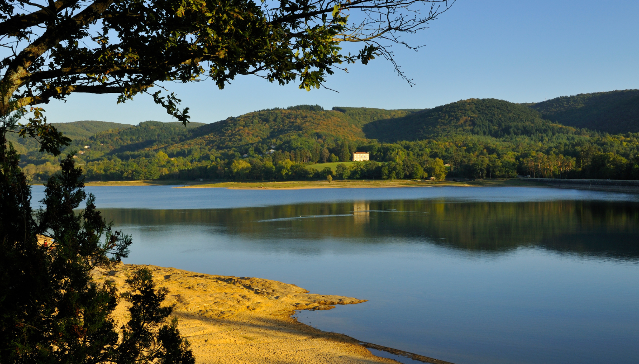Le Lac de Saint-Ferréol, une destination incontournable au cœur de la Montagne Noire dans le Tarn
