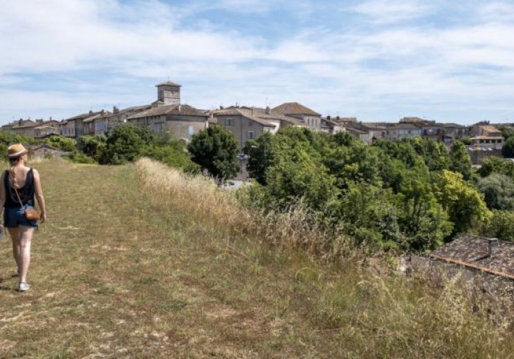 Travel the historic circuit of Castelnau-de-Mo ...
