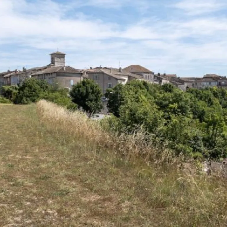 Travel the historic circuit of Castelnau-de-Mo ...