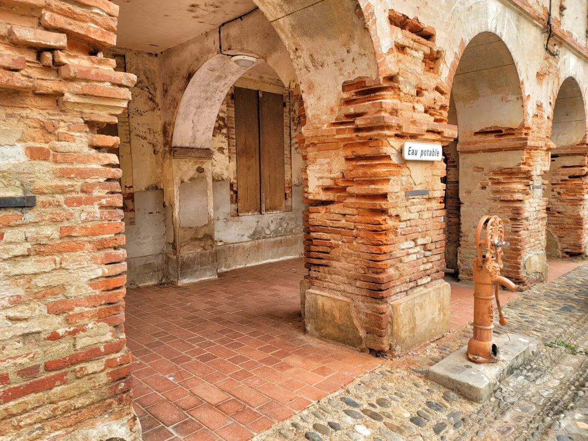 The arcades of Saint-Nicolas-de-la-Grave