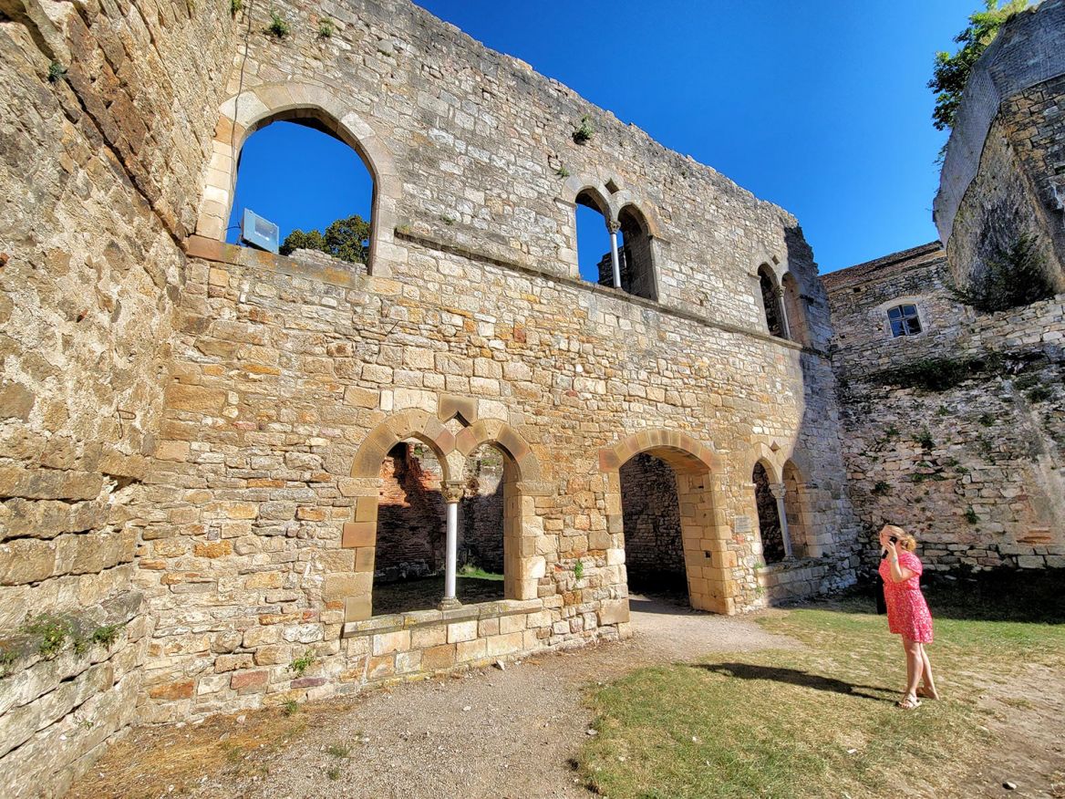 Les chevaliers entraient par ici