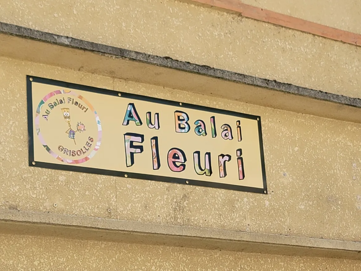 Pancartes des anciens ateliers de balais