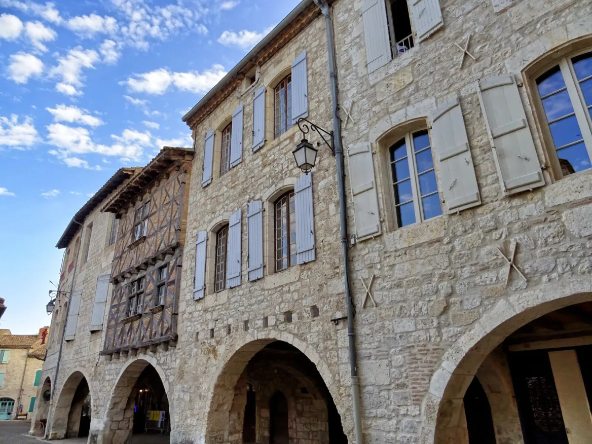 Les arcades autour de la place principale du Lauzerte