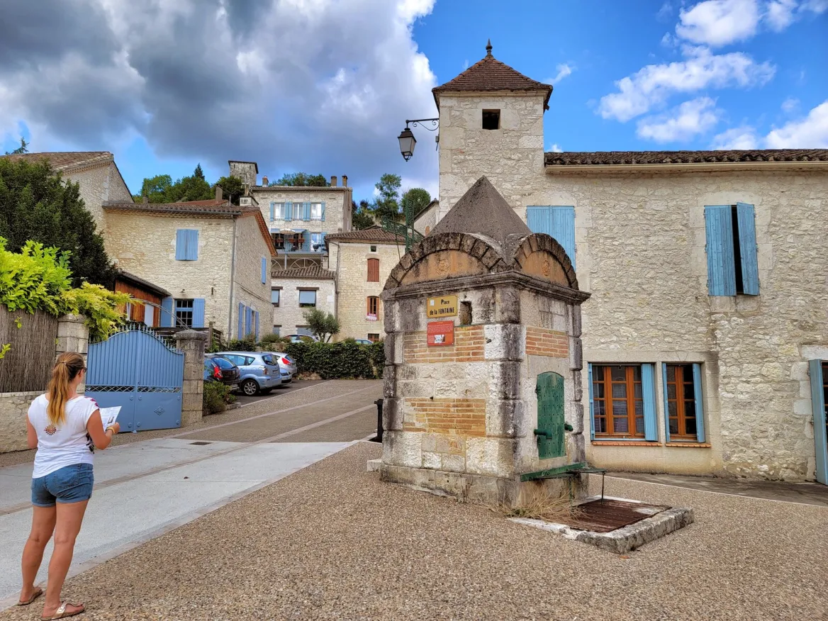 La fontaine et sa croix