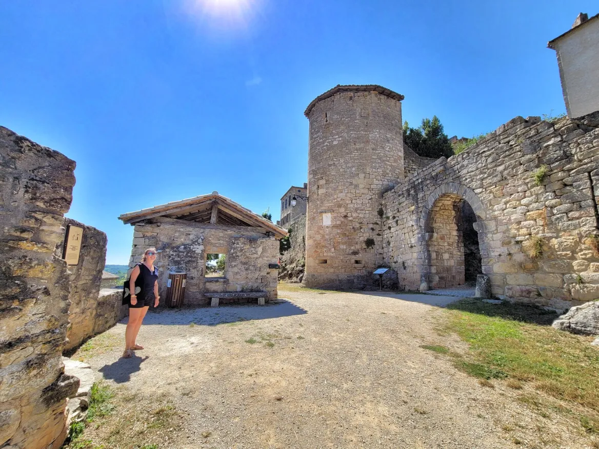 The first door to cross to reach the heart of the city of Puycelsi