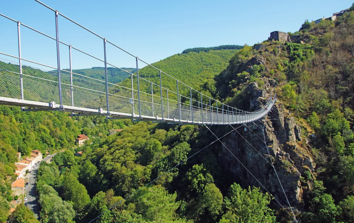Will you have the courage to take your wedding photos on the Mazamet footbridge?