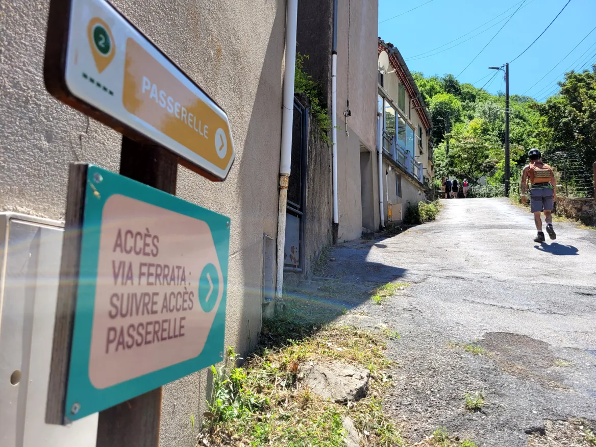 Access walk via mazamet