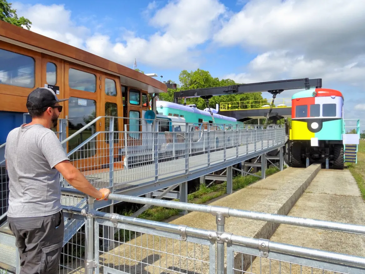 The railcars, the crossing, the mask and the barge