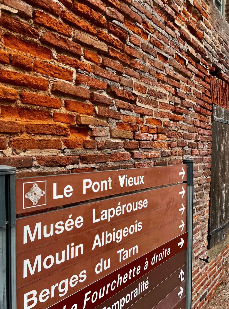 Head towards the Old Albi Bridge