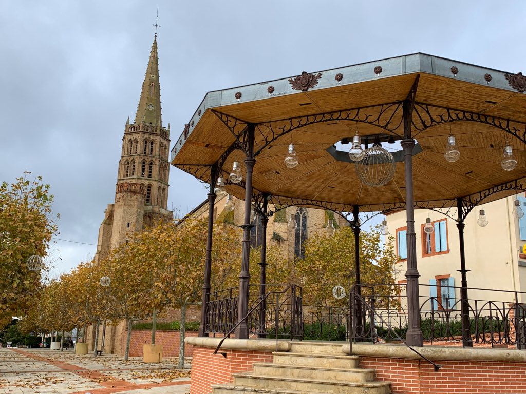 L’église Notre-Dame-de-la-Visitation et le kiosque de Montech
