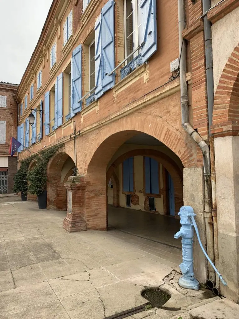 L’hôtel de ville de Montech et ses belles arcades en brique rouge