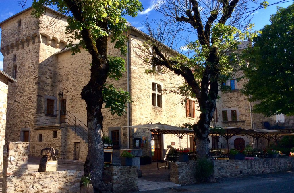 Lou Castel - Une auberge restaurant authentique à Nages