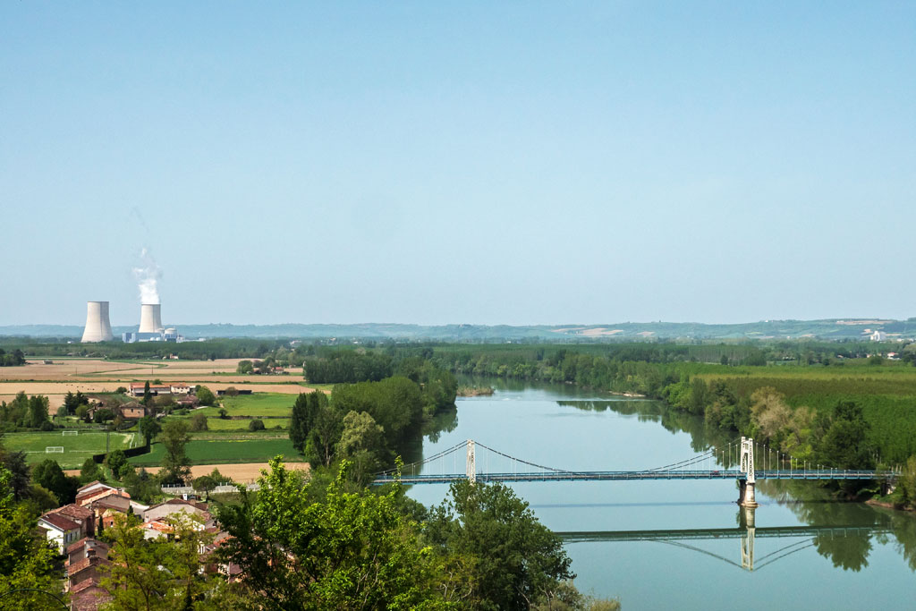 Auvillar et les plaines cultivées de vignes pour le Brulhois