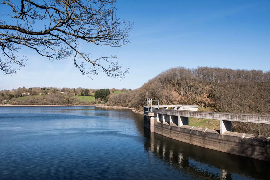The Pont de Salars dam and the lake