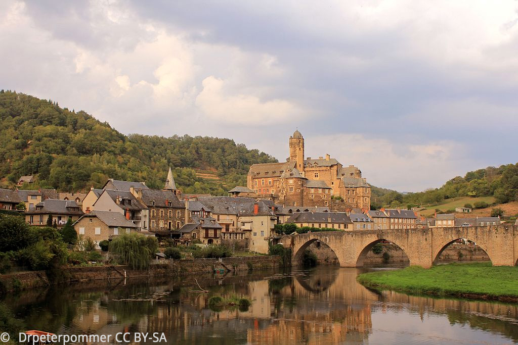The Castle of the town of Estaing, on the banks of the Lot